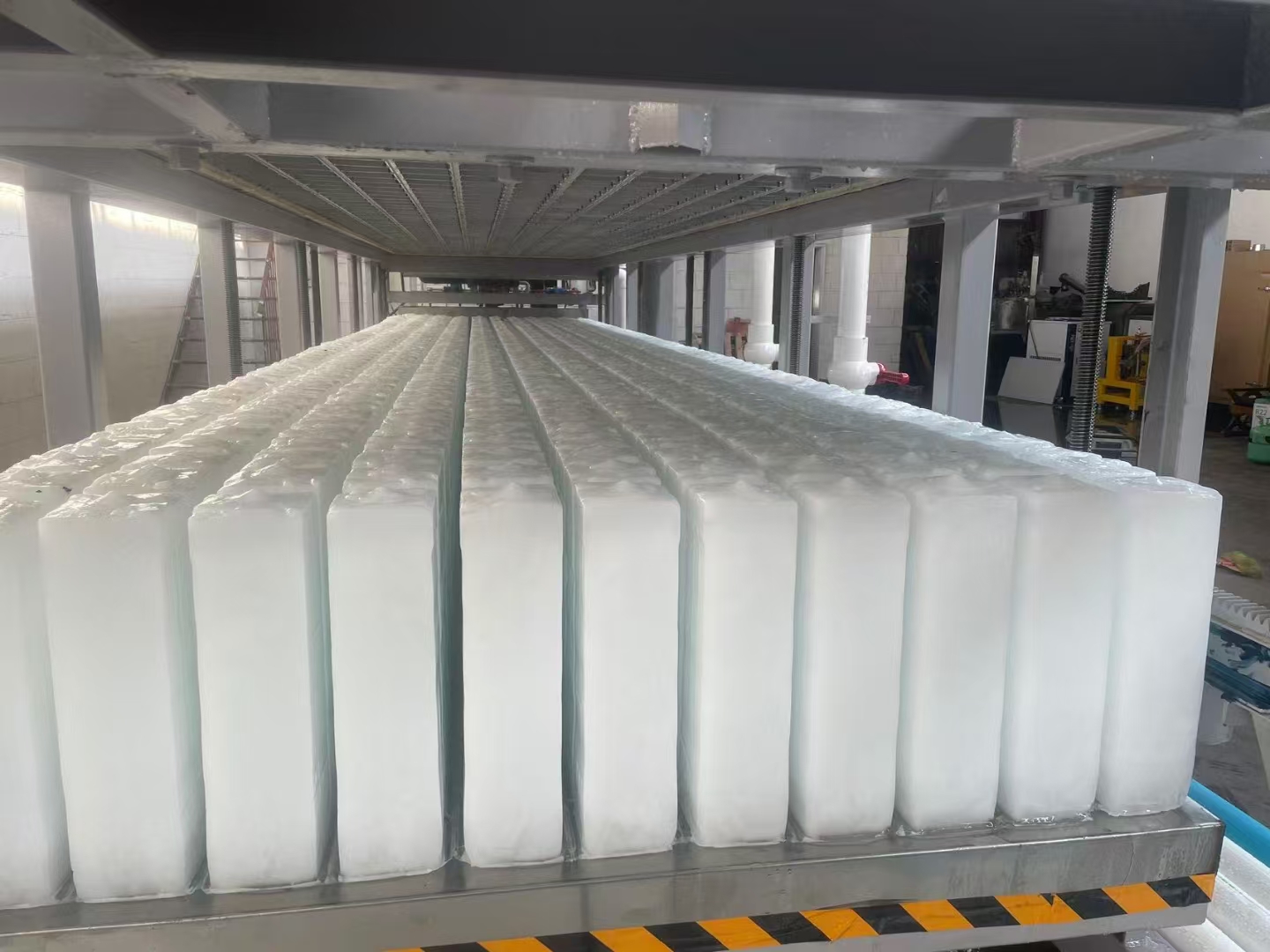 直冷式块冰机与盐水制冰机那个制冰成本低-深圳市中雪制冷设备有限公司